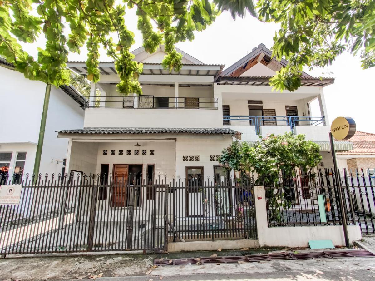 Oyo Life 91374 Asia Stay Semarang Syariah Екстер'єр фото